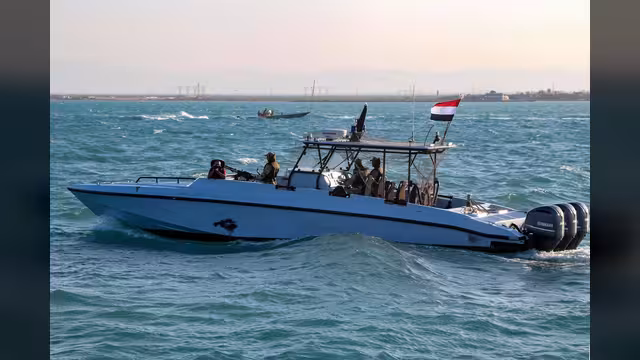 قوات البحرية وخفر السواحل تدمر زورقين حوثيين وتحبط إطلاق مسيرات مفخخة
