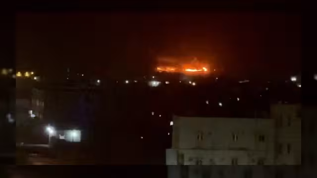 قصف حوثي يستهدف ميناء المخا ويؤدي لاحتراق قوارب تجارية
