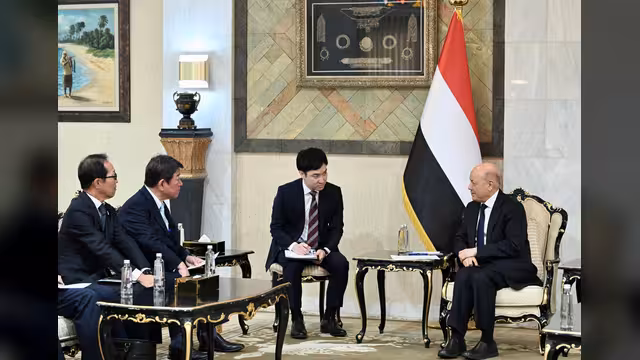 رئيس مجلس القيادة يشيد بالرؤية اليابانية للشراكة مع اليمن ودول المنطقة وحماية أمن الممرات البحرية
