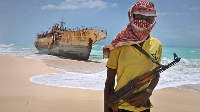 هيئة بحرية: مسلحون يسيطرون على ناقلة نفط في خليج عدن ويحولون مسارها نحو الصومال