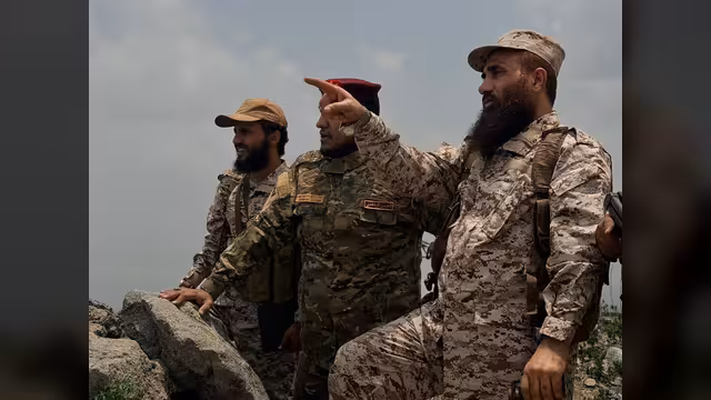 قائد المنطقة العسكرية الرابعة يتفقد جبهات تعز ويشدد على رفع الجاهزية