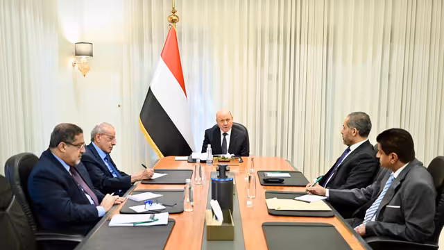 رئيس مجلس القيادة يطلق إجراءات شاملة لمكافحة التهريب وتقويض اقتصاد الحرب