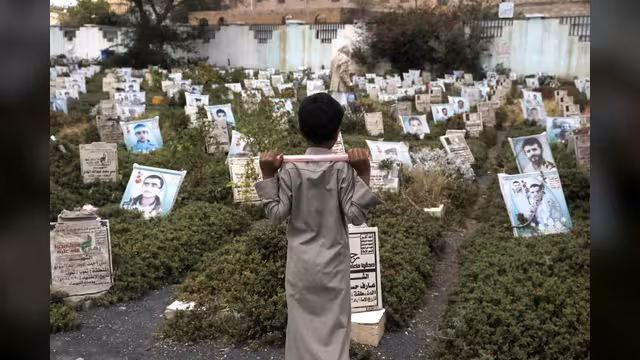 مليشيات الحوثي تشيّع أكثر من 200 قتيل من عناصرها خلال أغسطس الجاري