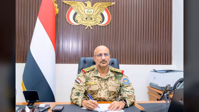 طارق صالح يعقد اجتماع مع رئيس الوزراء وعدد من الوزراء ومحافظي تعز والحديدة