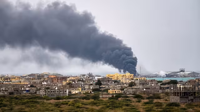 تقرير دولي: الهجمات الحوثية على ميناء المخا عطلت حركة الأسواق والتجارة وستؤدي إلى رفع الأسعار