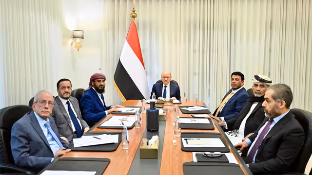 مجلس القيادة يعقد اجتماعا مشتركا مع الحكومة لمناقشة المستجدات الوطنية ومسار تنفيذ إجراءات الردع المتكامل
