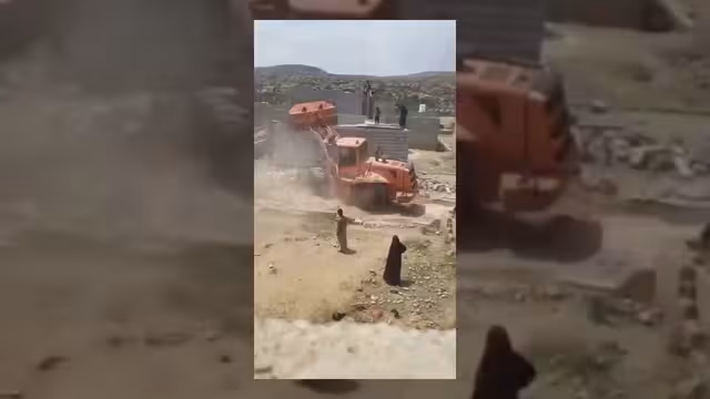 مشرف حوثي يهدم منزلاً فوق رؤوس نساء وأطفال في حجة