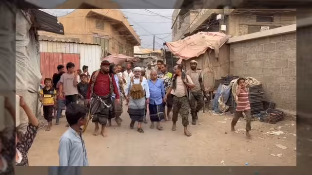 محافظ الحديدة ومدير شرطتها يتفقدان الأوضاع الميدانية في مدينة حيس