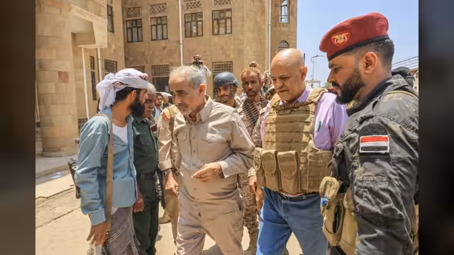 الفريق الصبيحي يطلع على الأوضاع الميدانية والعسكرية في تعز ويشدد على الجاهزية اليقظة العالية