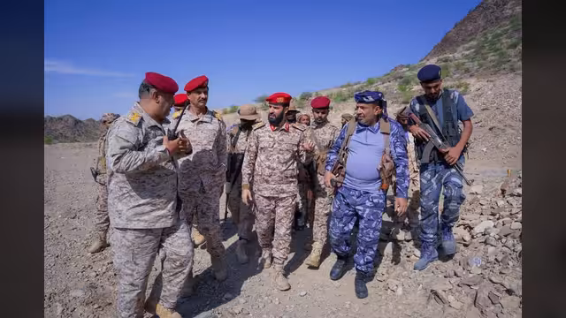 محافظ أبين يتفقد جبهات القتال في جبل ثرة والحلحل واللواء 255 مشاة