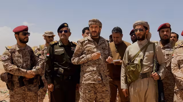 عضو مجلس القيادة عثمان مجلي يزور الفرقة الرابعة طوارئ في محوري كتاف والبقع