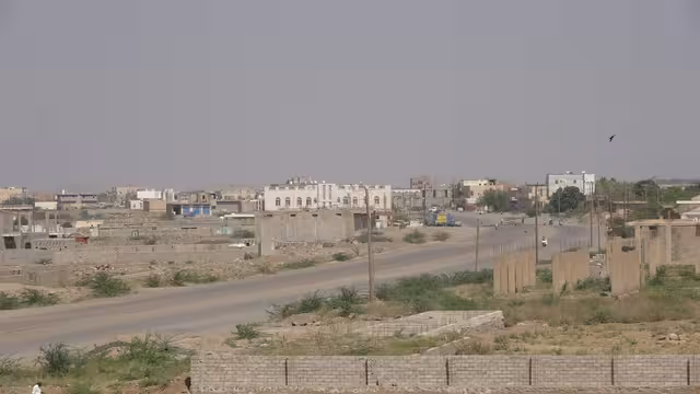 الحديدة.. مليشيا الحوثي تقتحم وتنهب مقرات القضاء في الخوخة وحيس