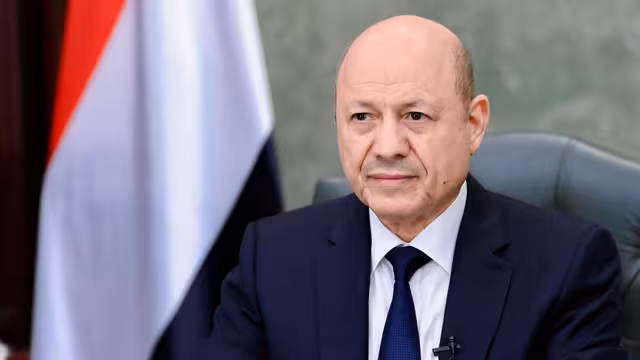 رئيس مجلس القيادة يشيد بكفاءة القوات الجوية في ردع التهديد الحوثي ويوجه بمضاعفة جهود الإغاثة الإنسانية