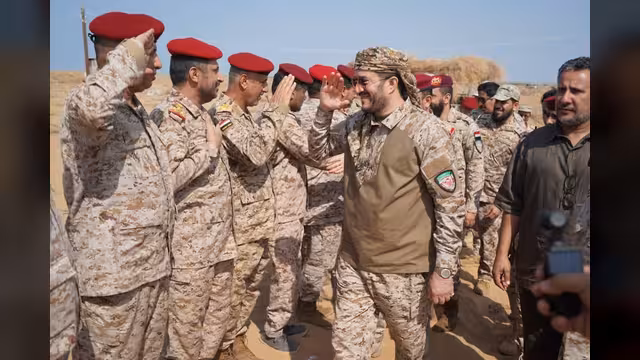 عثمان مجلي يشيد ببطولة وجاهزية قوات المنطقة العسكرية الخامسة والتشكيل البحري