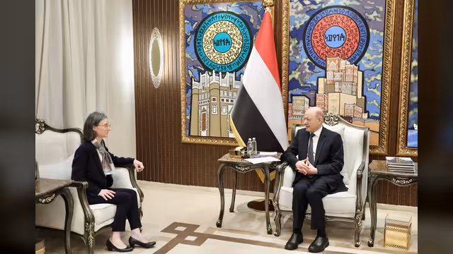 رئيس مجلس القيادة يؤكد قدرة الدولة على استعادة زمام المبادرة في الساحل الغربي واستكمال تحرير كافة أراضيها