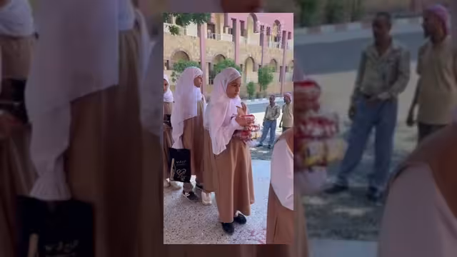أطفال تعز يجسدون تلاحم المجتمع مع القوات المسلحة