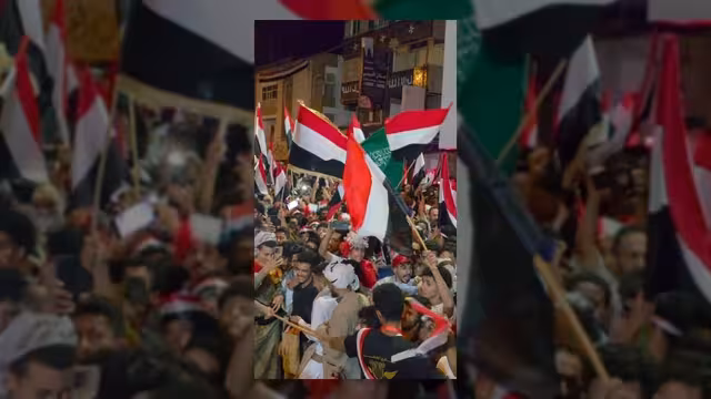 العلم السعودي يرفرف بجانب اليمني في احتفالات تعز بذكرى سبتمبر