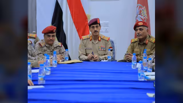 وزير الدفاع يتوعد الحوثيين بالهزيمة: تعز ستكون تحت سيطرة الشرعية خلال الأيام القادمة