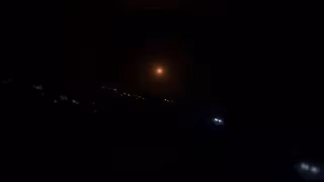 فيديو يوثق إطلاق مليشيا الحوثي صاروخاً باليستياً من محافظة الحديدة