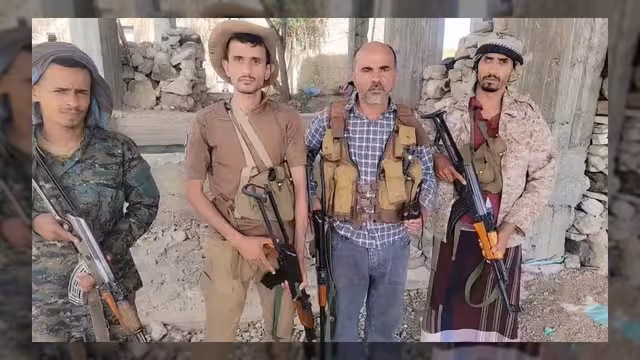 أكاديمي وطلابه من قاعات الجامعة إلى جبهات القتال في تعز