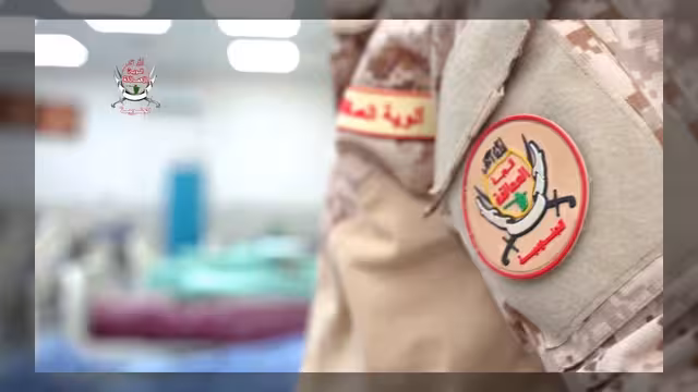 قوات العمالقة الجنوبية تقدم الرعاية الطبية للأسرى الحوثيين المصابين