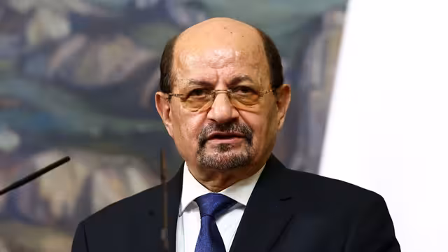 رئيس الوزراء يشيد بالصمود الأسطوري لأبناء تعز ويؤكد أن جرائم الحوثي لن تسقط بالتقادم