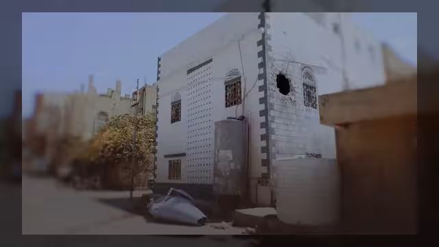 قذيفة حوثية تحول منزل شاب في تعز إلى ركام