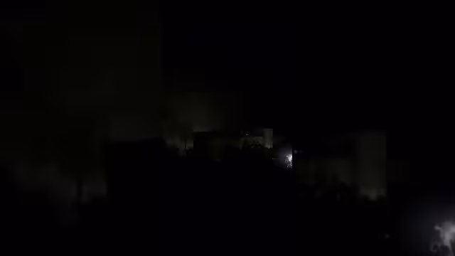 الطيران الحربي يستهدف مواقع وتعزيزات الحوثيين بمحيط جبهة المطار القديم