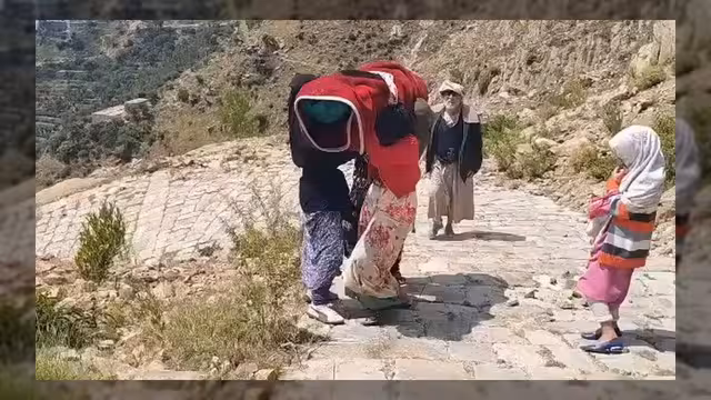 صبر تعز: امرأة تحمل جثمان ابنتها الشهيدة وسط استمرار القصف الحوثي