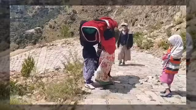 أم تحمل جثمان ابنتها في مشهد يجسد مأساة تعز