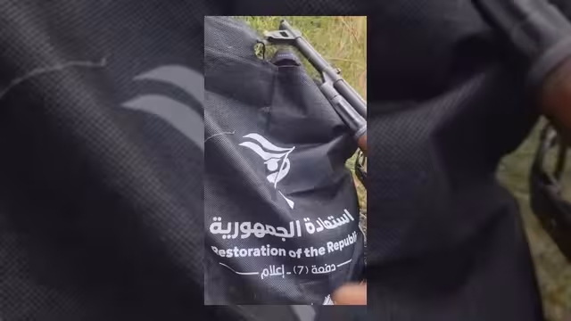 صحفي يترك مهنته ليلتحق بالجبهات دفاعاً عن قريته في جبل صبر