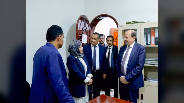 رئيس الوزراء يزور وزارة الشؤون القانونية ويؤكد على دورها في اعداد ملفات جرائم مليشيات الحوثي الإرهابية