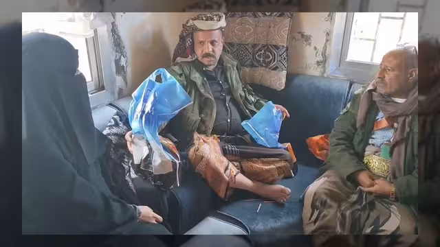 وكيل تعز يزور أسرة شهيدة قصف الحوثيين في صبر
