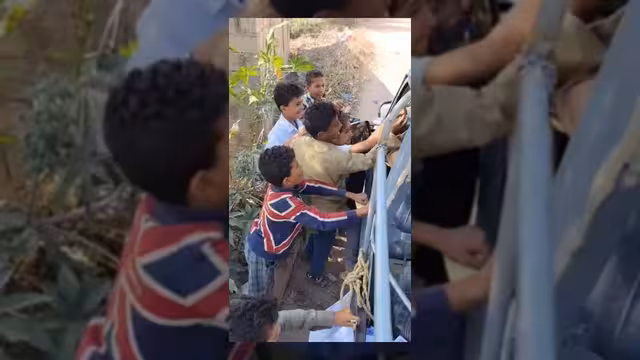القيادي الحوثي يستغل أطفال ريف تعز لتجنيدهم عبر توزيع الأموال