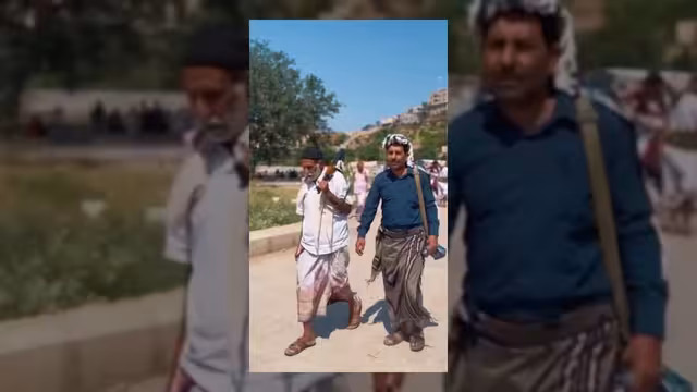 مسن في تعز يتوجه للجبهة ليحل محل ابنه المصاب