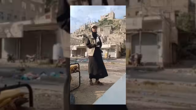 عنود المشعلي.. قصة صمود فتاة تعزية في وجه الحصار والقصف