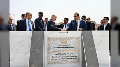 رئيس مجلس القيادة الرئاسي يضع حجر اساس عدد من المشاريع الخدمية والسياحية في المكلا