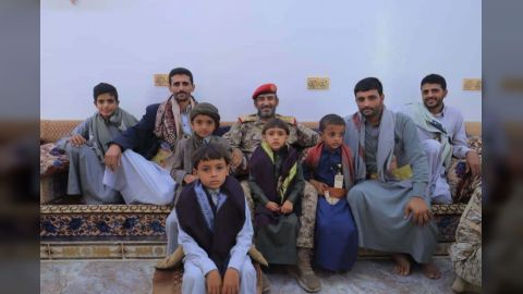 رئيس هيئة الأركان يواصل زياراته العيدية لأسر شهداء القوات المسلحة