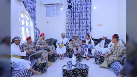 رئيس هيئة الأركان العامة يتفقد أسرة الشهيد اللواء الركن ناجي علي حنشل