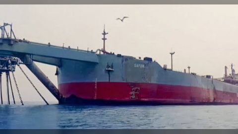 الإعلان عن سحب حمولة النفط من الناقلة صافر في غضون أيام