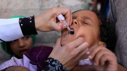 بريطانيا: منع الحوثيين للقاحات تعرض الأطفال للأمراض والموت