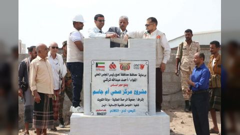 بدعم دولة الكويت محافظ لحج يضع حجر اساس لمركز صحي في مديرية تبن