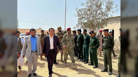 محافظ المهرة يدشن حملة منع ظاهرة حمل السلاح ويترأس اجتماعاً للجنة الأمنية