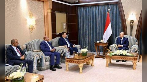 رئيس مجلس القيادة الرئاسي يجتمع برئيس الوزراء ومحافظ البنك المركزي ووزير المالية