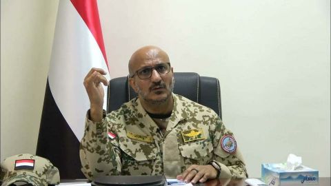 العميد طارق صالح يجري اتصالًا هاتفيًا بمحافظ تعز ويشيد بالعملية الأمنية الناجحة