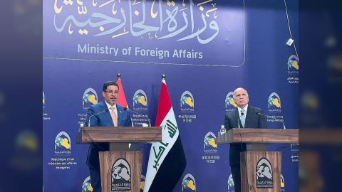 بن مبارك يعقد جلسة مباحثات مع نائب رئيس الوزراء وزير الخارجية العراقي