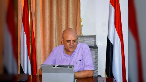 محافظ تعز يناقش مع مسؤول اممي الإجراءات المتعلقة بحادثة اغتيال حميدي