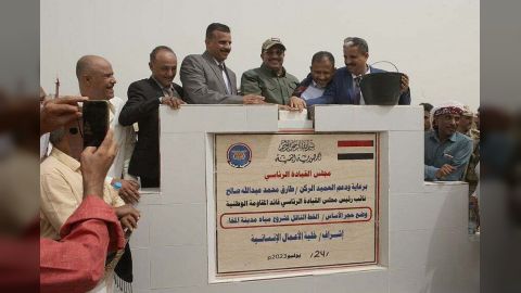 العميد طارق يضع حجر الاساس لمشروع نقل المياه العذبة لمدينة المخا