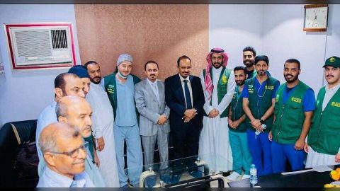 الارياني وبن ماضي يزوران المشروع الطبي لجراحة الحروق الممول من مركز الملك سلمان للإغاثة والأعمال الإنسانية