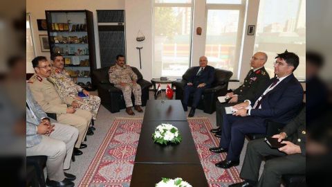 وزير الدفاع يلتقي نظيره التركي في اسطنبول